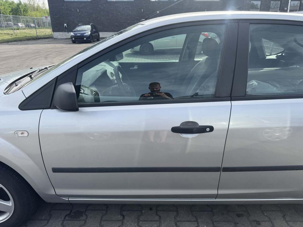 Ford Focus 2 original T&uuml;r vorn links Polar Silber 5-T&uuml;rer Rohbau Bj.2005